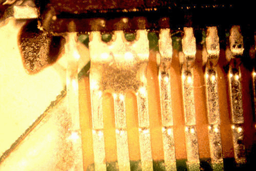 Figure 6: Shorting at the top of the pins on a QFP Figure 6: Shorting at the top of the pins on a QFP
